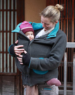 Comment porter bébé en hiver en porte-bébé