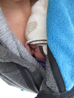 Trois facons de protéger bébé du froid quand il est en porte bébé #por